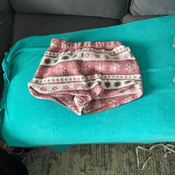 The short are a small and the other tops are a medium - Picture 2 of 2